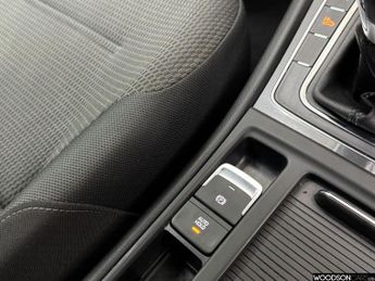 VOLKSWAGEN E-GOLF 35.8kWh e-Golf Hatchback 5dr Electric Auto (136 ps)