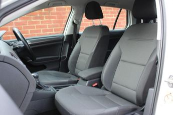 VOLKSWAGEN E-GOLF 35.8kWh e-Golf Hatchback 5dr Electric Auto (136 ps)