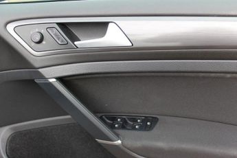 VOLKSWAGEN E-GOLF 35.8kWh e-Golf Hatchback 5dr Electric Auto (136 ps)