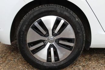 VOLKSWAGEN E-GOLF 35.8kWh e-Golf Hatchback 5dr Electric Auto (136 ps)