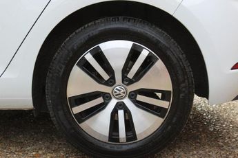 VOLKSWAGEN E-GOLF 35.8kWh e-Golf Hatchback 5dr Electric Auto (136 ps)
