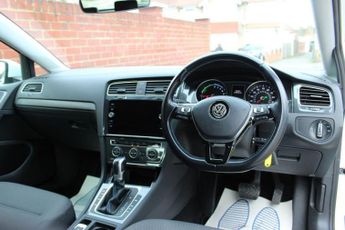 VOLKSWAGEN E-GOLF 35.8kWh e-Golf Hatchback 5dr Electric Auto (136 ps)