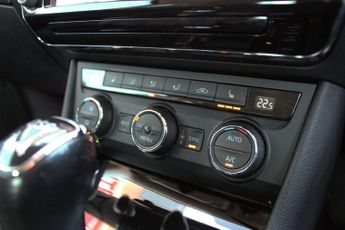 SKODA SUPERB 2.0 TDI SE L Executive Hatchback 5dr Diesel DSG Auto 6Spd 4WD Eu