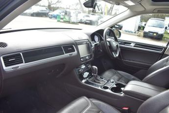 VOLKSWAGEN TOUAREG 3.0 TDI V6 R-Line Plus SUV 5dr Diesel Tiptronic 4WD Euro 6 (s/s)