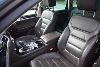 VOLKSWAGEN TOUAREG 3.0 TDI V6 R-Line Plus SUV 5dr Diesel Tiptronic 4WD Euro 6 (s/s)