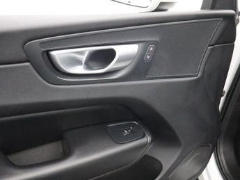 VOLVO XC60 2.0 B5 MHEV Core SUV 5dr Petrol Hybrid Auto AWD Euro 6 (s/s) (25