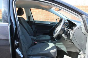 VOLKSWAGEN E-GOLF 35.8kWh e-Golf Hatchback 5dr Electric Auto (136 ps)