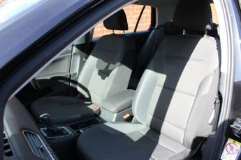 VOLKSWAGEN E-GOLF 35.8kWh e-Golf Hatchback 5dr Electric Auto (136 ps)