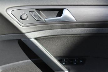 VOLKSWAGEN E-GOLF 35.8kWh e-Golf Hatchback 5dr Electric Auto (136 ps)