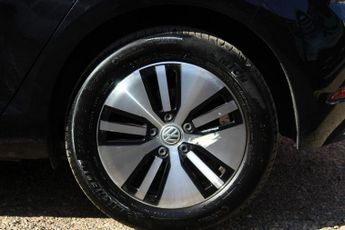 VOLKSWAGEN E-GOLF 35.8kWh e-Golf Hatchback 5dr Electric Auto (136 ps)