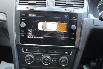 VOLKSWAGEN E-GOLF 35.8kWh e-Golf Hatchback 5dr Electric Auto (136 ps)