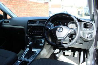 VOLKSWAGEN E-GOLF 35.8kWh e-Golf Hatchback 5dr Electric Auto (136 ps)