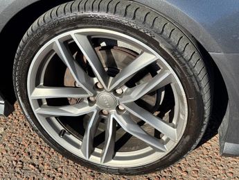 AUDI A6 AVANT 2.0 TDI ultra Black Edition Estate 5dr Diesel S Tronic Euro 6 (s