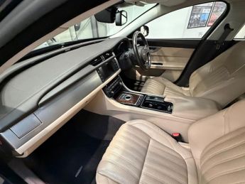 JAGUAR XF 2.0d Portfolio Saloon 4dr Diesel Auto Euro 6 (s/s) (180 ps)