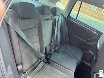 VOLKSWAGEN TIGUAN 2.0 TDI SEL SUV 5dr Diesel DSG 4Motion Euro 6 (s/s) (190 ps)