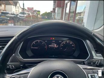 VOLKSWAGEN TIGUAN 2.0 TDI SEL SUV 5dr Diesel DSG 4Motion Euro 6 (s/s) (190 ps)