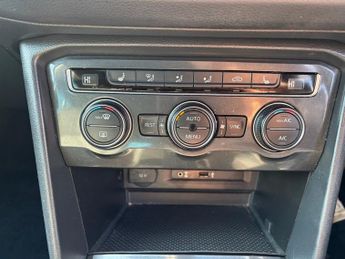 VOLKSWAGEN TIGUAN 2.0 TDI R-Line SUV 5dr Diesel DSG Euro 6 (s/s) (150 ps)