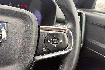 VOLVO XC40 2.0 B3 MHEV Core SUV 5dr Petrol Hybrid DCT Auto Euro 6 (s/s) (16