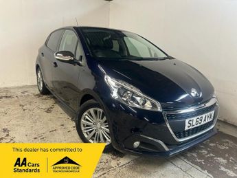 Peugeot 208 1.2 PureTech Signature Hatchback 5dr Petrol Manual Euro 6 (s/s) 