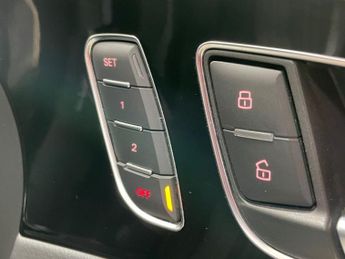 AUDI A6 AVANT 2.0 TDI Black Edition Estate 5dr Diesel S Tronic quattro Euro 6 