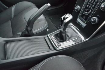 VOLVO V40 2.0 D2 Momentum Nav Plus Hatchback 5dr Diesel Manual Euro 6 (s/s