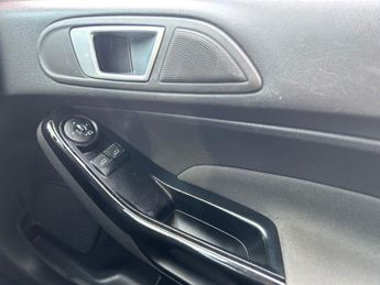 FORD FIESTA 1.6 Titanium Hatchback 3dr Petrol Powershift Euro 5 (105 ps)