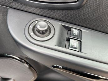 RENAULT CLIO 1.2 16V Dynamique MediaNav Hatchback 5dr Petrol Manual Euro 5 (7