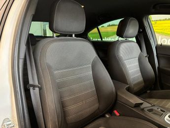 VAUXHALL INSIGNIA 2.0 CDTi SRi VX Line Nav Hatchback 5 Door Diesel Automatic White