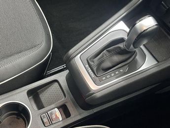 RENAULT CAPTUR 1.6 E-TECH SE Edition SUV 5dr Petrol Hybrid Auto Euro 6 (s/s) (1