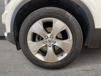 VOLVO XC40 1.5 T3 Momentum SUV 5dr Petrol Auto Euro 6 (s/s) (163 ps)