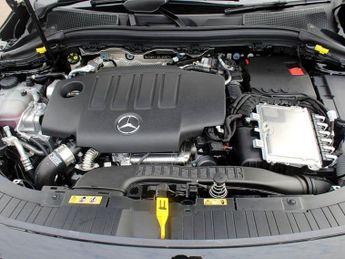 MERCEDES-BENZ 180 2.0 GLA200d AMG Line SUV 5dr Diesel 8G-DCT Euro 6 (s/s) (150 ps)