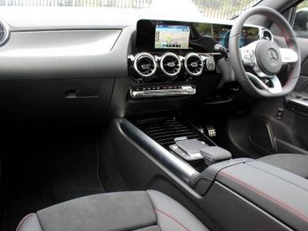 MERCEDES-BENZ 180 2.0 GLA200d AMG Line SUV 5dr Diesel 8G-DCT Euro 6 (s/s) (150 ps)