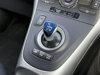 TOYOTA AURIS 1.8 VVT-h T4 Hatchback 5dr Petrol Hybrid CVT Euro 5 (s/s) (136 p