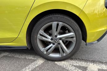 VOLKSWAGEN GOLF 1.5 eTSI MHEV R-Line Hatchback 5dr Petrol Hybrid DSG Euro 6 (s/s