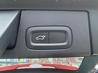 VOLVO XC60 2.0 B4 MHEV Momentum SUV 5dr Diesel Hybrid Auto AWD Euro 6 (s/s)