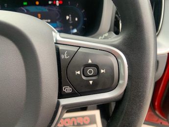 VOLVO XC60 2.0 B4 MHEV Momentum SUV 5dr Diesel Hybrid Auto AWD Euro 6 (s/s)