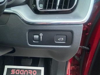 VOLVO XC60 2.0 B4 MHEV Momentum SUV 5dr Diesel Hybrid Auto AWD Euro 6 (s/s)