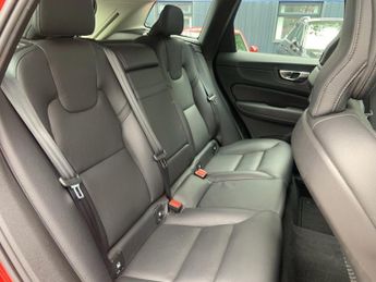 VOLVO XC60 2.0 B4 MHEV Momentum SUV 5dr Diesel Hybrid Auto AWD Euro 6 (s/s)