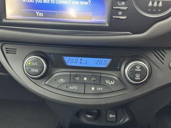 TOYOTA YARIS 1.5 VVT-h Icon Tech Hatchback 5dr Petrol Hybrid E-CVT Euro 6 (s/