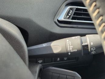 PEUGEOT 308 1.2 PureTech Allure Hatchback 5dr Petrol EAT Euro 6 (s/s) (130 p