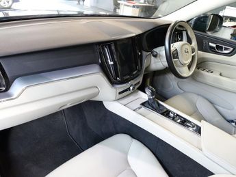 VOLVO XC60 2.0 D4 Momentum SUV 5dr Diesel Auto AWD Euro 6 (s/s) (190 ps)