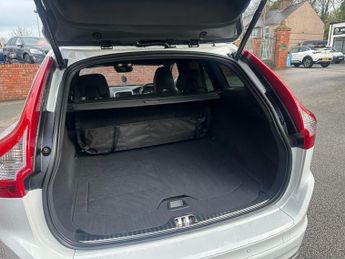 VOLVO XC60 2.4 D5 R-Design Lux Nav SUV 5dr Diesel Auto AWD Euro 6 (s/s) (22