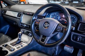 VOLKSWAGEN TOUAREG 3.0 TDI V6 BlueMotion Tech R-Line SUV 5dr Diesel Tiptronic 4WD E