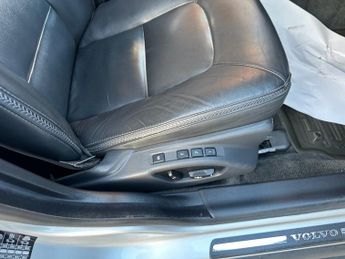 VOLVO XC70 2.4 D5 SE Lux Estate 5dr Diesel Geartronic AWD Euro 5 (215 ps)