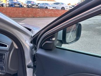 VOLVO XC70 2.4 D5 SE Lux Estate 5dr Diesel Geartronic AWD Euro 5 (215 ps)