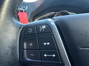 VOLVO XC70 2.4 D5 SE Lux Estate 5dr Diesel Geartronic AWD Euro 5 (215 ps)