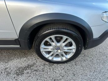 VOLVO XC70 2.4 D5 SE Lux Estate 5dr Diesel Geartronic AWD Euro 5 (215 ps)