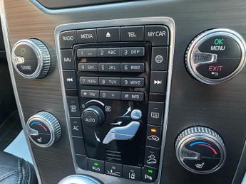 VOLVO XC70 2.4 D5 SE Lux Estate 5dr Diesel Geartronic AWD Euro 5 (215 ps)