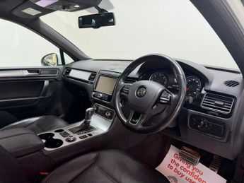 VOLKSWAGEN TOUAREG 3.0 TDI V6 BlueMotion Tech R-Line SUV 5dr Diesel Tiptronic 4WD E