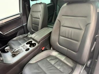 VOLKSWAGEN TOUAREG 3.0 TDI V6 BlueMotion Tech R-Line SUV 5dr Diesel Tiptronic 4WD E